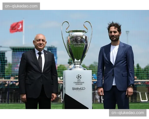 传奇教练弗格森爵士获颁欧足联主席奖 传奇教练弗格森爵士获颁欧足联主席奖