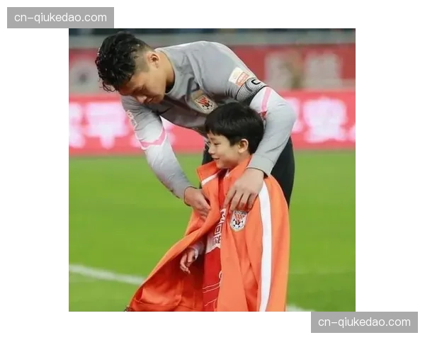 特写：暴雨中完成关键扑救，深圳队门将球衣沾满泥泞