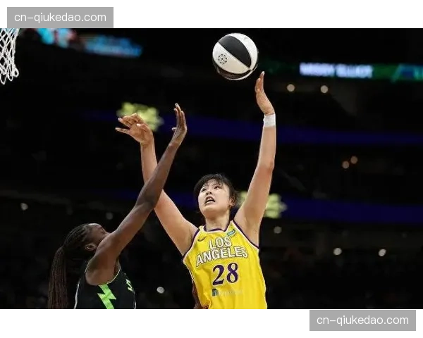 “WNBA火花队新秀布朗单场命中9记三分打破历史纪录，率队大胜对手”